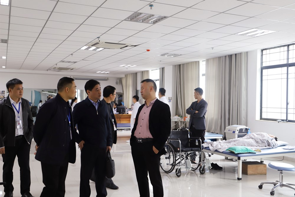 朱院长一行参观针灸康复科康复大厅_副本.jpg
